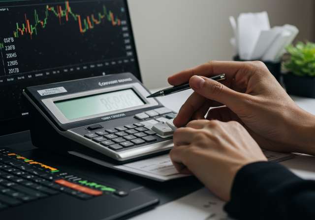 Find the Lowest Option Brokerage Charges in India (2024)