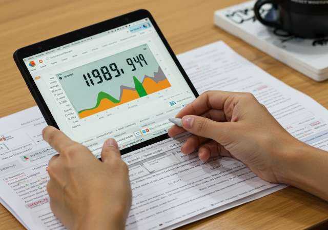Choosing the Right Stock Broker: A Comprehensive Guide for Indian Investors